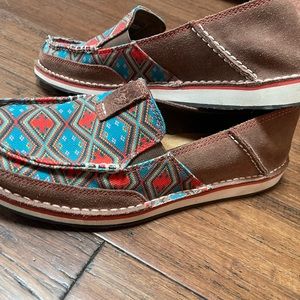 Women’s 9.5 Ariat slip on loafer shoes.